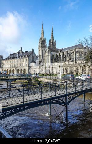 Cathédrale gothique Saint-Corentin et Musée départemental breton, ponts sur l'Odet, vieille ville de Quimper, département du Finistère, Bretagne Banque D'Images