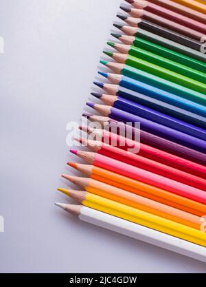 Crayons de couleur de différentes couleurs placés sur fond blanc Banque D'Images