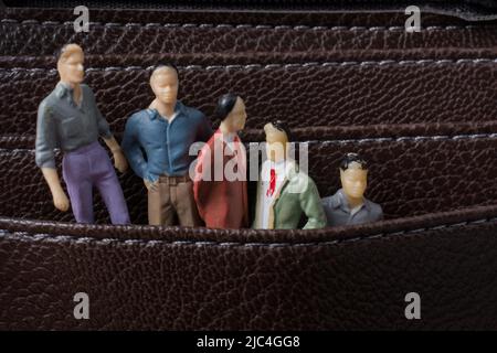 Petite figurine de groupe d'hommes modèle miniature dans les poches Banque D'Images