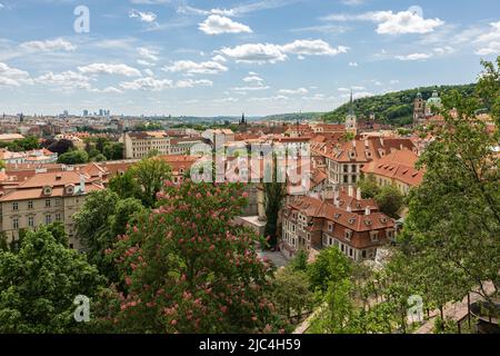 Vue sur la ville, vue panoramique sur Prague, église Saint-Nicolas (Kostel sv. Mikulase) à droite, Mala Strana, Prague, République tchèque Banque D'Images