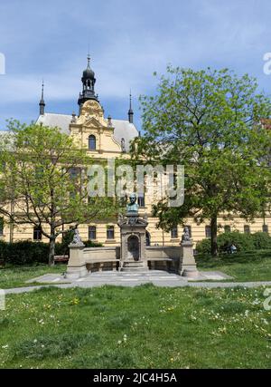 Monument au poète Vitezslav Halek devant le tribunal de la magistrature, place Charles, Prague, République Tchèque devant le tribunal de la magistrature Banque D'Images