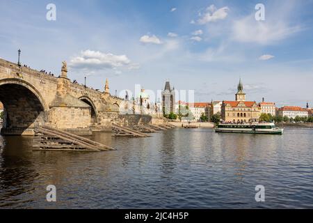 Vue sur le pont Charles, la tour du pont de la vieille ville, le musée Bedrich Smetana et la rivière Vltava avec un bateau gonflable, Mala Strana, Prague Banque D'Images