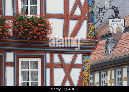 Maison à colombages Gasthof zur Pfeif avec panneau de nez à Koenig-Adolf-Platz à Idstein, Hesse, Allemagne Banque D'Images