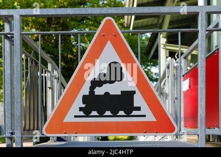 Signalisation routière, signalisation ferroviaire, ferroviaire, locomotive, ancienne gare, Ancienne gare, Pfullingen, Bade-Wurtemberg, Allemagne Banque D'Images