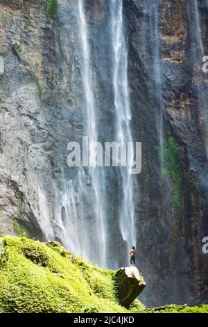 Vue imprenable sur le tourisme ou profiter de la vue de la Sewu Tumpak Cascades. Banque D'Images