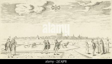 En premier plan plusieurs citoyens marchant et parlant, habillés selon la mode de CA. 1600. Avant gauche un homme et une femme avec un voile sur leur tête. Au centre, un musicien joue le luth et deux jeunes hommes marchent. À droite, un groupe de trois femmes et un homme et une paysanne vus de l'arrière. Vaches dans la prairie. Franeker avec la grande église dans le centre devant. Haut centre cartouche portant le nom: Franeker, vue de Franeker 1598, imprimerie: Pieter Bast, (mentionné sur l'objet), Pieter Bast, (mentionné sur l'objet), pays-Bas du Nord, 1598, papier, gravure, h 192 mm Banque D'Images