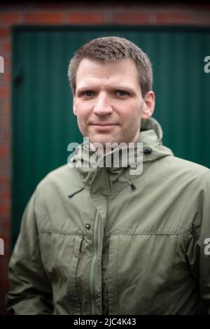 Bad Zwischenahn, Allemagne. 15th mars 2022. Marc-Alexander Lieboldt, coordinateur du projet de recherche « DigiSchwein ». Le projet de recherche financé par le gouvernement fédéral de la Chambre d'agriculture, de l'Institut Thünen et d'autres partenaires vise à faire progresser la numérisation en agriculture. Les objectifs comprennent un plus grand bien-être animal et moins d'impact sur l'environnement. (À dpa 'entièrement en réseau et totalement surveillé - la grange du futur') Credit: Sina Schuldt/dpa/Alamy Live News Banque D'Images