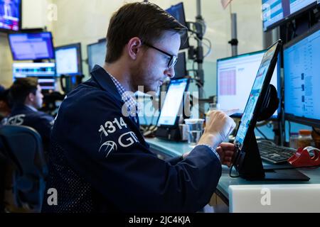 (220610) -- NEW YORK, 10 juin 2022 (Xinhua) -- Un négociant travaille à la Bourse de New York (NYSE) à New York, aux États-Unis, au 9 juin 2022. Les actions américaines ont fortement chuté jeudi, les actions technologiques amenaient le marché à la baisse. Le Dow Jones Industrial Average a plongé de 638,11 points, soit 1,94 pour cent, à 32 272,79. Le S&P 500 a diminué de 97,95 points, soit 2,38 %, pour s'établir à 4 017,82. L'indice composite Nasdaq a chuté de 2,75 pour cent à 11 754,23. (Courtney Crow/NYSE/document via Xinhua) Banque D'Images