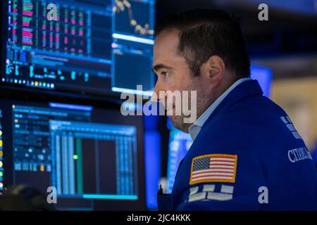 (220610) -- NEW YORK, 10 juin 2022 (Xinhua) -- Un négociant travaille à la Bourse de New York (NYSE) à New York, aux États-Unis, au 9 juin 2022. Les actions américaines ont fortement chuté jeudi, les actions technologiques amenaient le marché à la baisse. Le Dow Jones Industrial Average a plongé de 638,11 points, soit 1,94 pour cent, à 32 272,79. Le S&P 500 a diminué de 97,95 points, soit 2,38 %, pour s'établir à 4 017,82. L'indice composite Nasdaq a chuté de 2,75 pour cent à 11 754,23. (Courtney Crow/NYSE/document via Xinhua) Banque D'Images