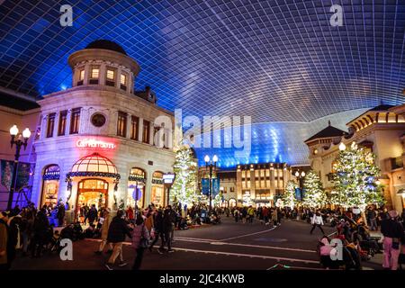 Promenade en soirée sur la rue commerçante de l'Universal Studio Japan Banque D'Images