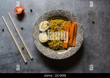 Nouilles ramen servies dans un bol sur fond. Vue de dessus. Banque D'Images