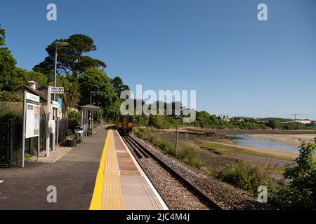 Le trajet en train jusqu'à St Ives est l'un des plus pittoresques de Grande-Bretagne. Profitez d'une vue spectaculaire pendant que la ligne se balade le long de la côte Banque D'Images