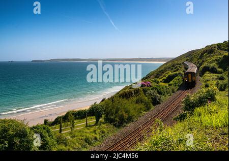 Le trajet en train jusqu'à St Ives est l'un des plus pittoresques de Grande-Bretagne. Profitez d'une vue spectaculaire pendant que la ligne se balade le long de la côte Banque D'Images