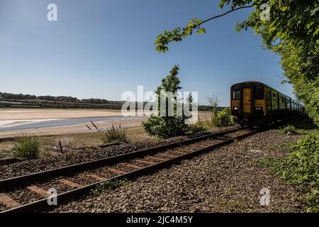 Le trajet en train jusqu'à St Ives est l'un des plus pittoresques de Grande-Bretagne. Profitez d'une vue spectaculaire pendant que la ligne se balade le long de la côte Banque D'Images