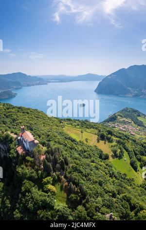 Vue aérienne du Santuario della Madonna della Ceriola, au sommet de Montisola, lac d'Iseo. Siviano, Montisola, province de Brescia, Lombardie, Italie, Europe. Banque D'Images