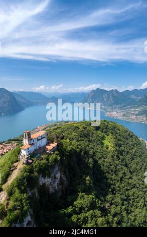 Vue aérienne du Santuario della Madonna della Ceriola, au sommet de Montisola, lac d'Iseo. Siviano, Montisola, province de Brescia, Lombardie, Italie, Europe. Banque D'Images