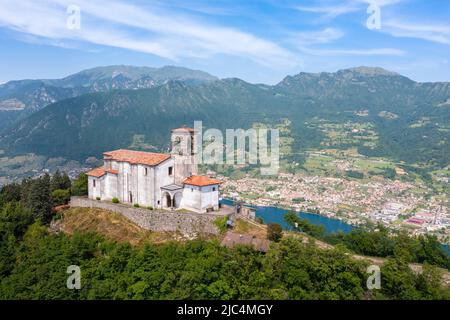 Vue aérienne du Santuario della Madonna della Ceriola, au sommet de Montisola, lac d'Iseo. Siviano, Montisola, province de Brescia, Lombardie, Italie, Europe. Banque D'Images