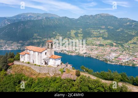 Vue aérienne du Santuario della Madonna della Ceriola, au sommet de Montisola, lac d'Iseo. Siviano, Montisola, province de Brescia, Lombardie, Italie, Europe. Banque D'Images