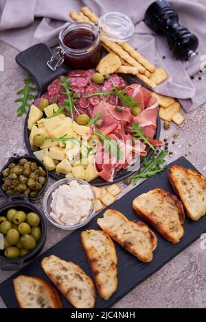 Assiette de viande italienne antipasti - jambon prosciutto, bresaola, salami et parmesan Banque D'Images