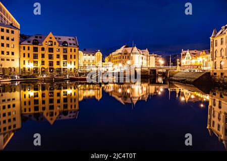 Alesund la nuit lumières de la ville Norvège Scandinavie Europe Banque D'Images