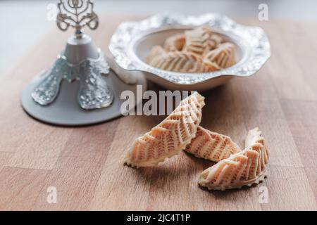 Bonbons faits maison des cornes de gazelle pour le Ramadan. Gros plan de Kaab El Ghazal fraîchement cuit au four, une cuisine halal sucrée marocaine. Banque D'Images