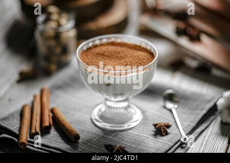 Portion de dessert tiramisu Banque D'Images