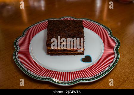 Plaque avec morceau de gâteau au chocolat savoureux sur la table Banque D'Images