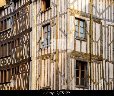 Rue de Bourgogne, maisons traditionnelles, vieille ville d'Orléans, région Centre-Val de Loire ; France. Banque D'Images