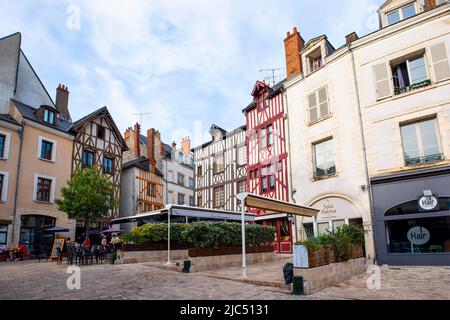 Rue du petit puits, maisons traditionnelles, vieille ville d'Orléans, région Centre-Val de Loire ; France. Banque D'Images