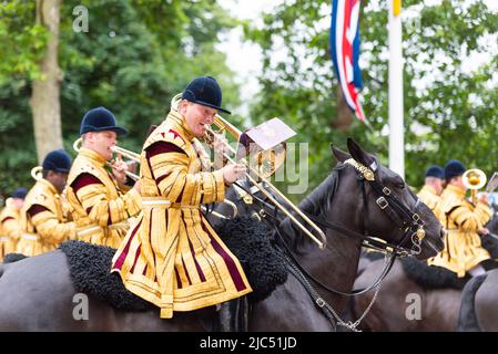 A monté la bande de la cavalerie de la maison dans la section militaire de la Reine et du pays à la parade du Jubilé de platine de la Reine dans le Mall, Londres, Royaume-Uni Banque D'Images