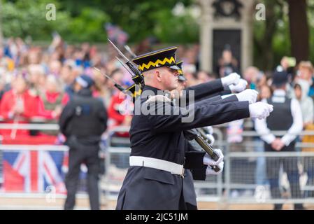 Royal Scots Dragoon Guards dans la section militaire pour la Reine et le pays au défilé de la Reine pour le Jubilé de platine dans le Mall, Londres, Royaume-Uni. Banque D'Images