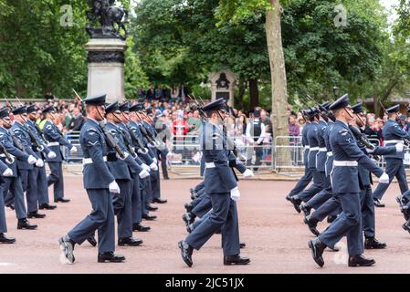 Le RAF Regiment marche dans la section militaire pour la Reine et le pays au défilé du Jubilé de platine de la Reine dans le Mall, Londres, Royaume-Uni. Banque D'Images