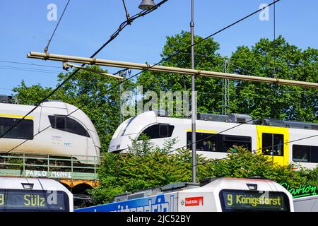 Circulation à Cologne, tramway et train, Rhénanie-du-Nord-Westphalie, Allemagne, 22.5.22 Banque D'Images