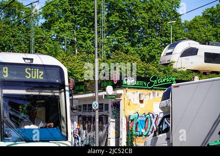 Circulation à Cologne, tramway, train et camion, Rhénanie-du-Nord-Westphalie, Allemagne, 22.5.22 Banque D'Images