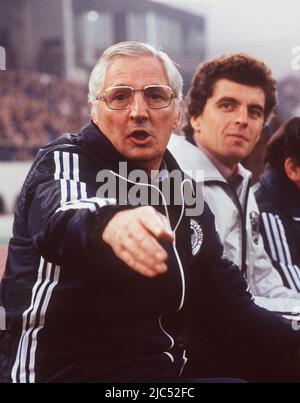 ARCHIVE PHOTO: Erich RIBBECK fête son anniversaire 85th sur 13 juin 2022, Jupp DERWALL, Allemagne, entraîneur national de football, Sur le banc de touche, les appels et les points à ses joueurs, s'assoit sur le banc de l'entraîneur, dans le co-entraîneur d'arrière-plan Erich RIBBECK, photo non datée, format portrait, Banque D'Images