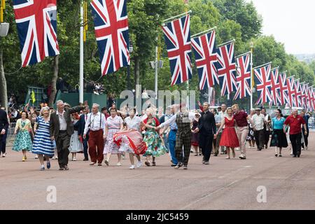 5th juin 2022 - les participants de la mode 1950s participent au concours du Jubilé de platine de la reine Elizabeth sur le Mall à Londres, Royaume-Uni Banque D'Images
