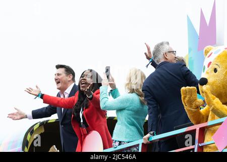 5th juin 2022 - Tony Hadley, Tessa Sanderson et Jane Torvill dans un bus à toit ouvert à la Queen Elizabeth's Platinum Jubilee Pageant sur le Mall à Londres, Royaume-Uni Banque D'Images