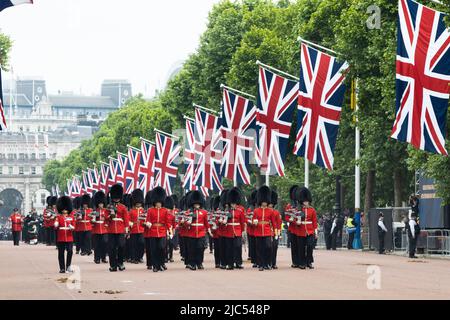 5th juin 2022 - le groupe Grenadier Guards parade au Queen Elizabeth's Platinum Jubilee Pageant sur le Mall à Londres, Royaume-Uni Banque D'Images