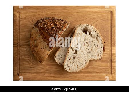 vue de dessus de pain frais tranché maison avec croûte croustillante dorée sur bois isolé sur fond blanc, pain bio avec tournesol et linge de maison Banque D'Images