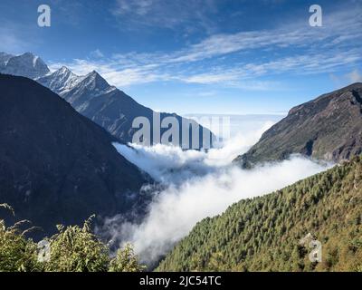 Le nuage remplit la vallée de Dudh Koshi tandis qu'une crête plus aberrante de Kusum Kanguru est visible en arrière-plan. Banque D'Images