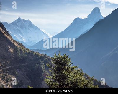 Lhotse (8516m) et Ama Dablam (6856m) de la route de trekking à Tengboche de Namche Bazar, Khumbu. Banque D'Images