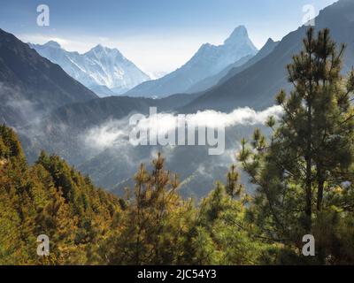 Everest (8849m) (l), Lhotse (8516m) et Ama Dablam (6856m) de la route de trekking à Tengboche Banque D'Images