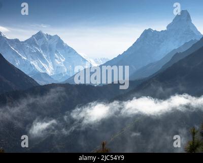 Lhotse (8516m) et Ama Dablam (6856m) de la route de trekking à Tengboche Banque D'Images