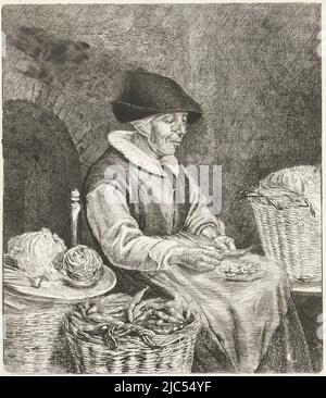 Une vieille femme s'assoit sur une chaise dans la cuisine, en pilant des haricots. Elle met les haricots dans son tablier. À côté d'elle sont des paniers de choux, louange et haricots. La femme porte un chapeau foncé et des lunettes souples., ancienne femme à la pilonnage des haricots, imprimeur: Louis Bernard Coclers, d'après: Quiringh Gerritsz. Van Brekelenkam, Leiden, 1780, papier, gravure, h 276 mm × l 233 mm Banque D'Images