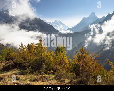 Lhotse (8516m) et Ama Dablam (6856m) de la route de trekking à Tengboche Banque D'Images