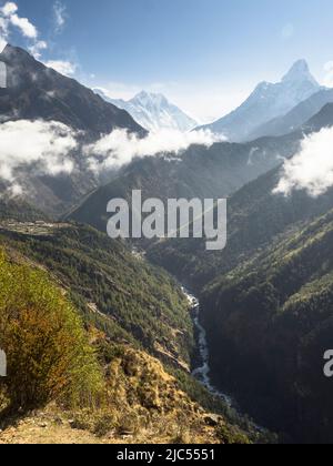 Lhotse (8516m) et Ama Dablam (6856m) au-dessus de la Dudh Koshi à partir de près de Kyangjuma sur la route de trekking à Tengboche. Banque D'Images