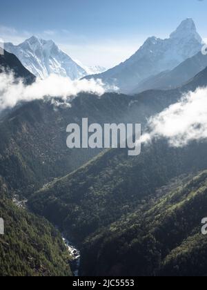 Lhotse (8516m) et Ama Dablam (6856m) au-dessus de la Dudh Koshi à partir de près de Kyangjuma sur la route de trekking à Tengboche. Banque D'Images