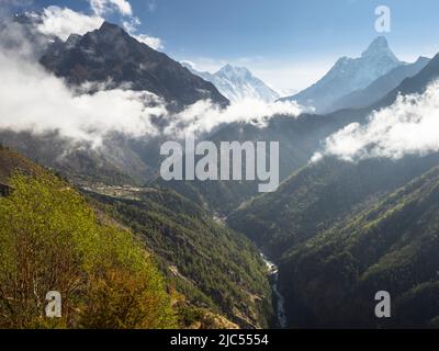 Lhotse (8516m) et Ama Dablam (6856m) au-dessus de la Dudh Koshi à partir de près de Kyangjuma sur la route de trekking à Tengboche. Banque D'Images