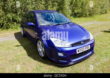 Vue de trois quarts avant d'une Ford Focus RS Mk1, bleue, 2003, exposée au salon de l'auto Deal Classic 2022 Banque D'Images