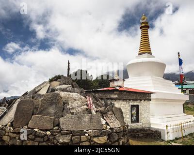 Stupa bouddhiste et mur mani à Tengboche, Khumbu. Banque D'Images